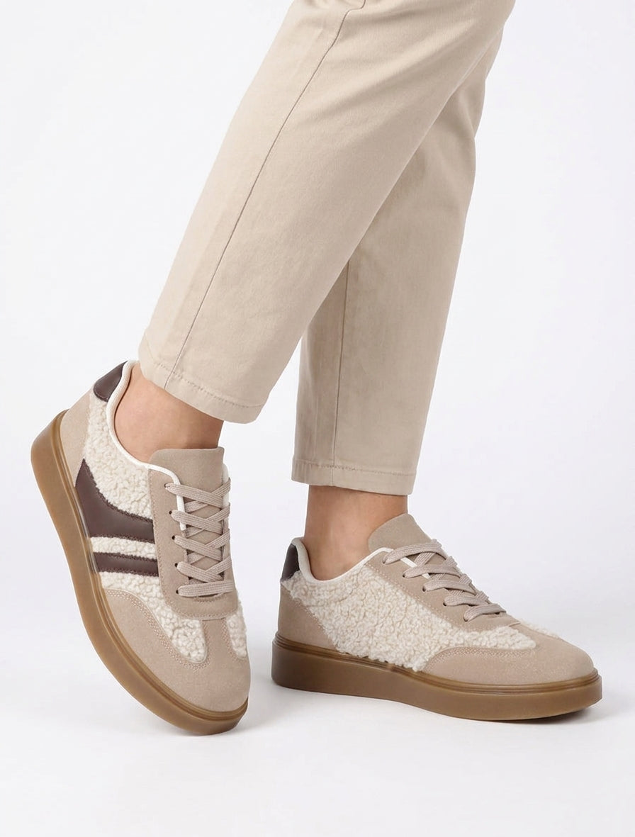 Turnschuhe mit Besätzen in Bouclé-Optik - Maulwurf