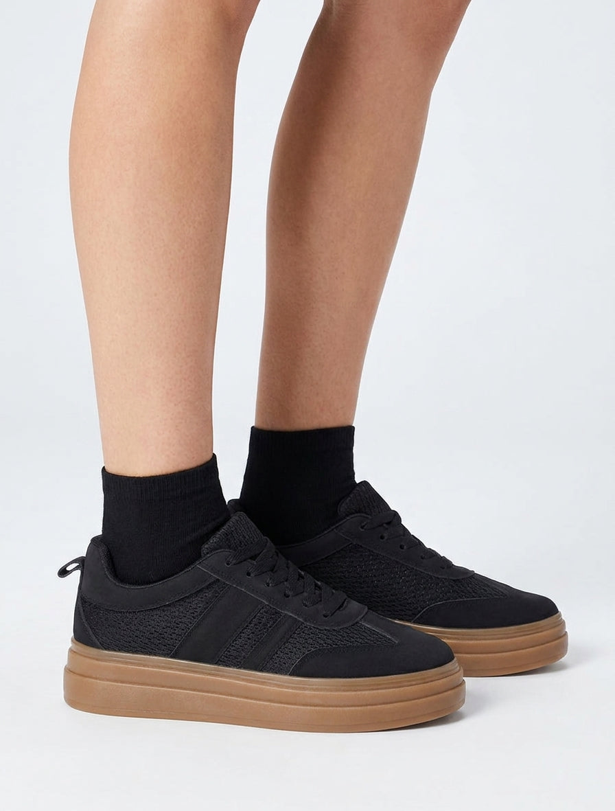 Sneaker mit Mesh-Einsatz und Nubuk-Effekt - Schwarz