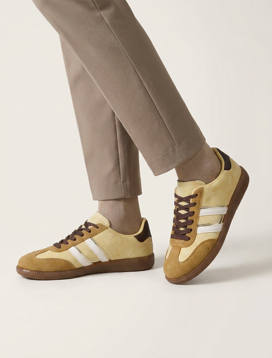 Sneakers im Nubukleder-Effekt mit kontrastierenden Streifen - Gelb