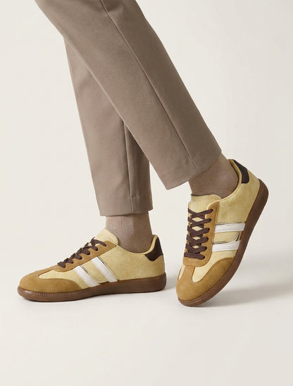 Sneakers im Nubukleder-Effekt mit kontrastierenden Streifen - Gelb