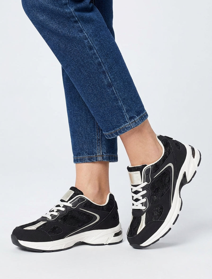 Sneaker aus Kunstleder mit Spitzeneinsatz - Schwarz