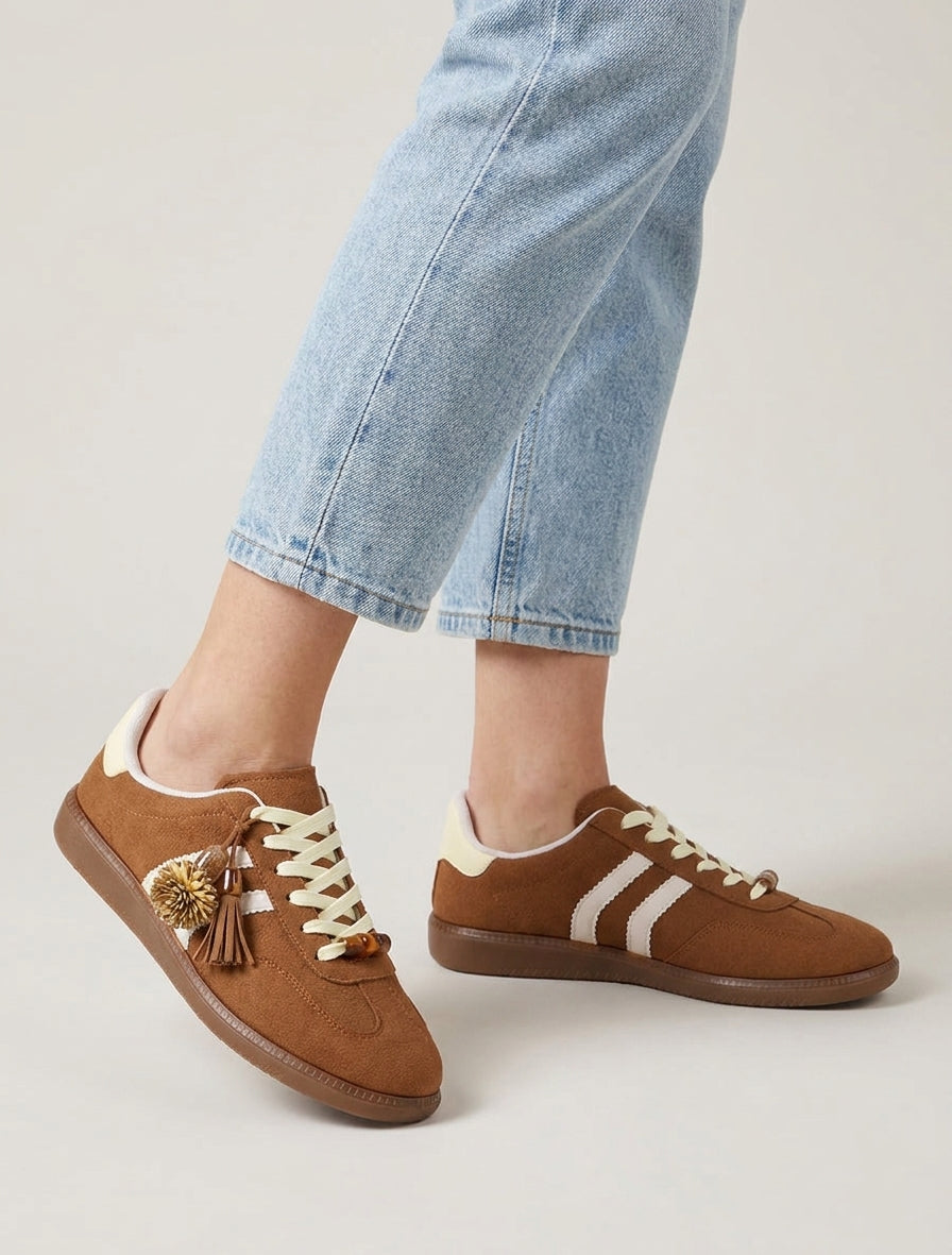 Wildleder-Sneaker mit Anhängern und Perlen - Kamel