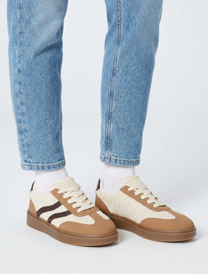 Häkelsneaker mit kontrastierenden Streifen - Kamel