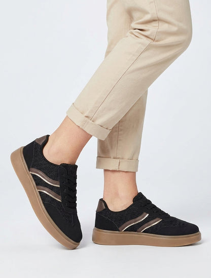 Häkel-Sneaker mit kontrastierenden Streifen - Schwarz