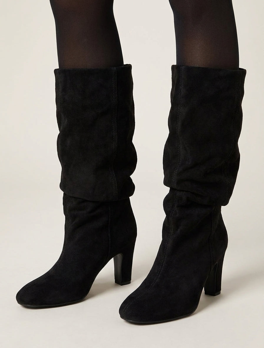 Gerüschte Stiefel aus Wildlederimitat mit runden Spitzen - Schwarz