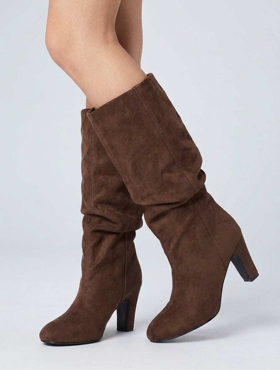 Gerüschte Stiefel aus Wildlederimitat mit runden Spitzen - Kamel