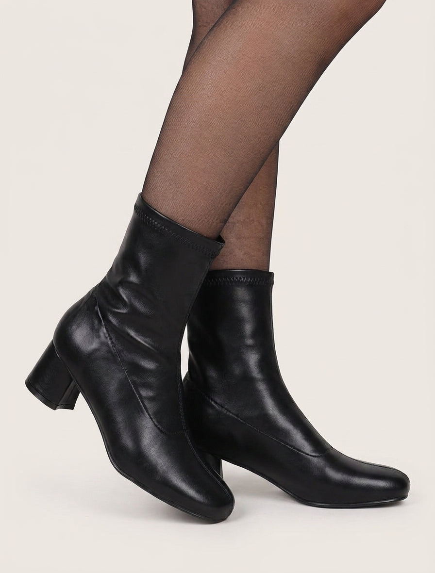 Stiefeletten in Sockenoptik aus Kunstleder - Schwarz