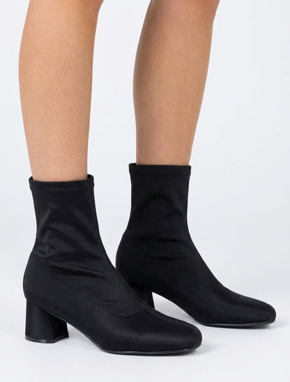 Stiefeletten aus Stoff in satinierter Sockeloptik - Schwarz