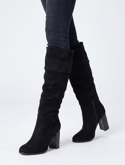 Plissierte Stiefel aus Wildlederimitat - Schwarz