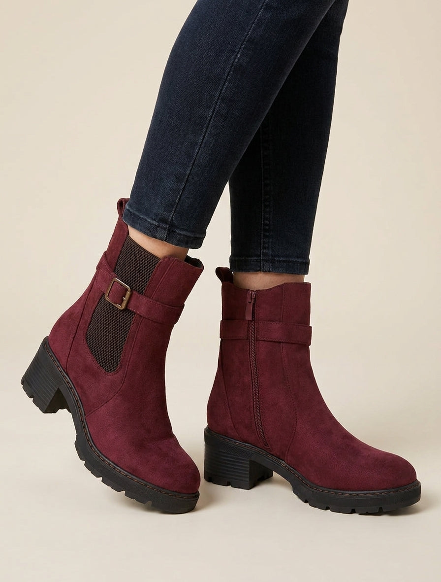 Stiefeletten aus Wildlederimitat mit elastischem Knöchel. - Weinrot