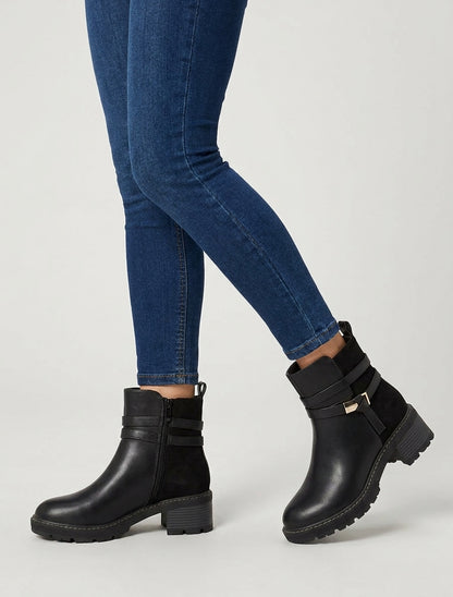 Stiefeletten aus Kunstleder und Wildlederimitat. - Schwarz