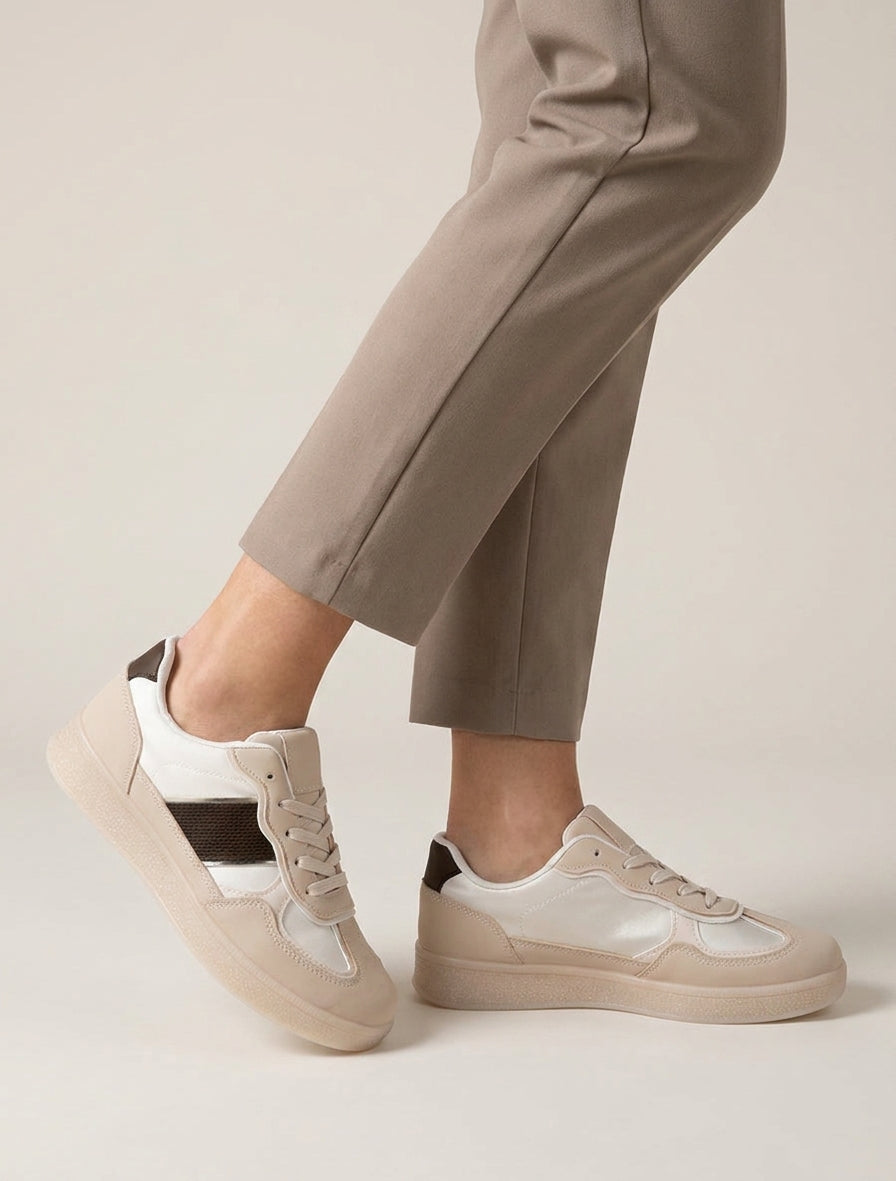 Sneakers aus Kunstleder mit kontrastierendem Ferseneinsatz. - Beige