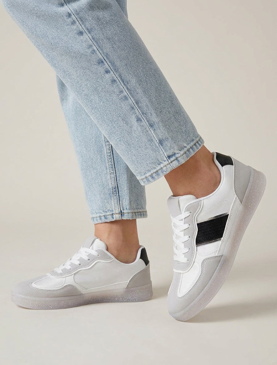 Sneakers aus Kunstleder mit kontrastierendem Ferseneinsatz. - Weiß