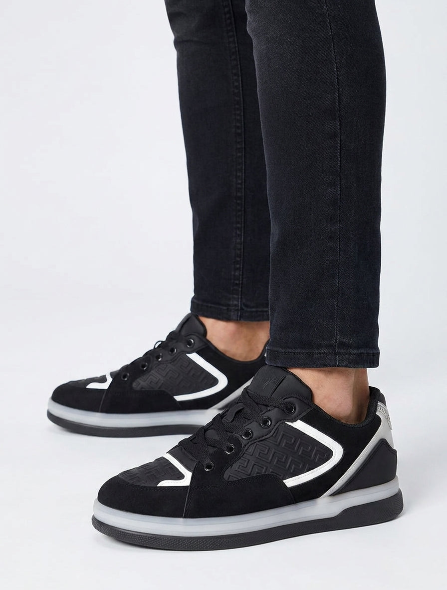 Wildleder- und Kunstleder-Sneaker mit griechischem Reliefmuster - Schwarz