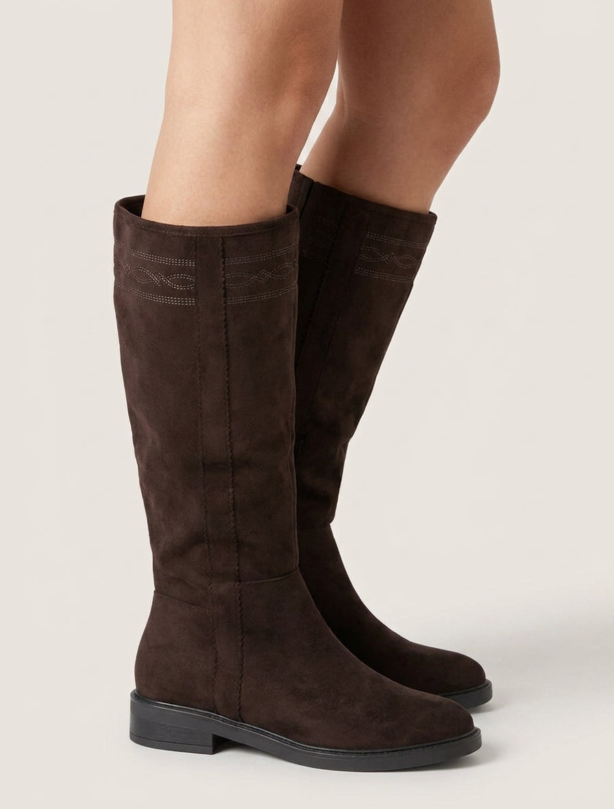 Wildlederstiefel mit Ziernähten - Schokolade