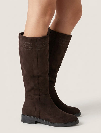 Wildlederstiefel mit Ziernähten - Schokolade