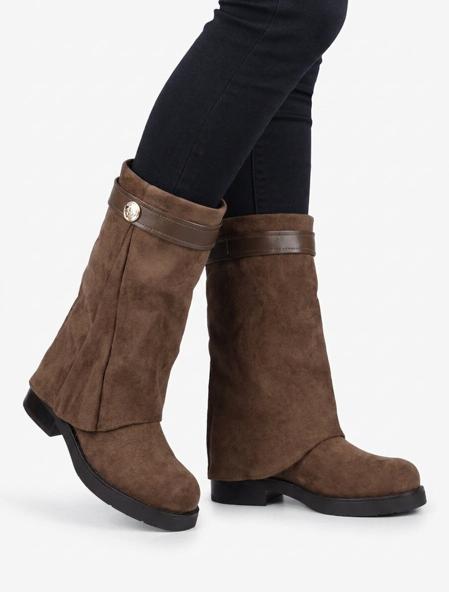 Umgekippte Stiefeletten aus Wildlederimitat mit dekorativem Schmuck. - Hellbraun