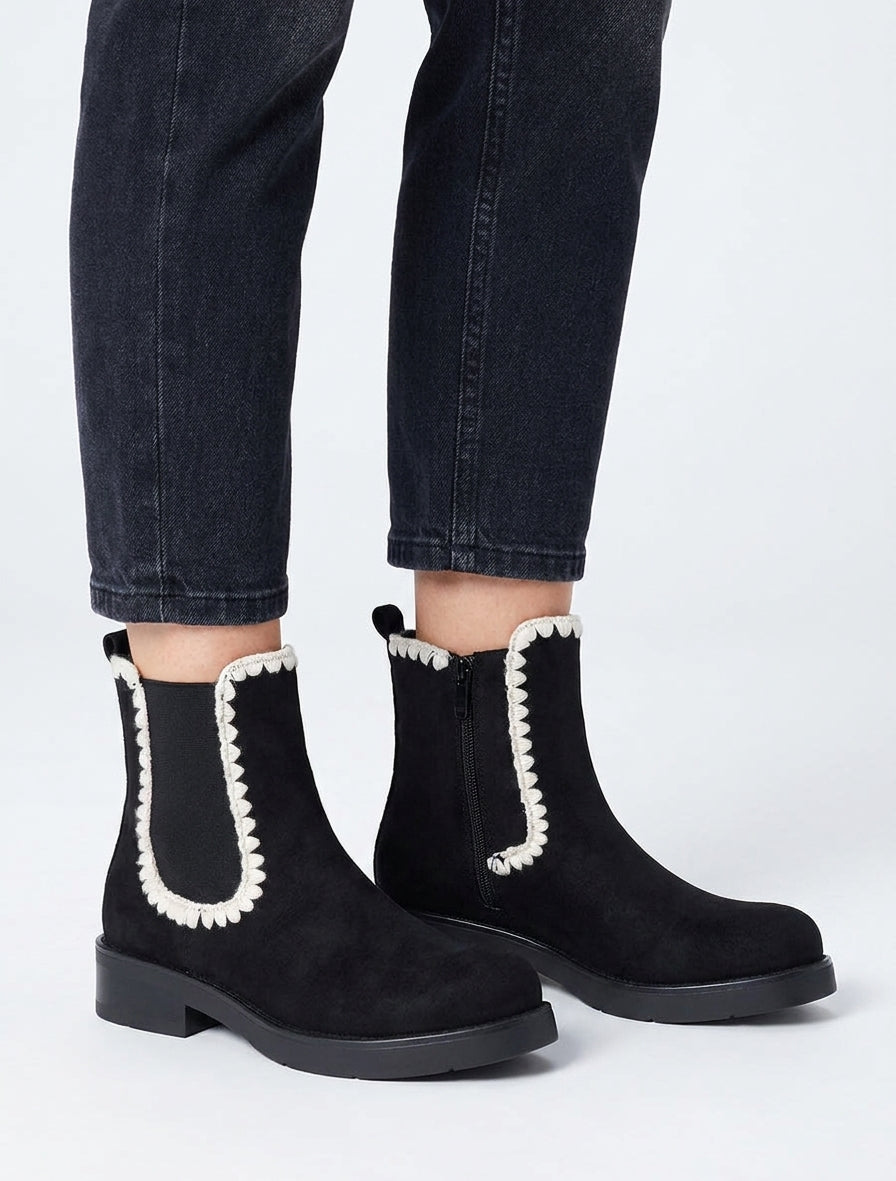 Elastische Wildlederstiefeletten mit Stickereien - Schwarz