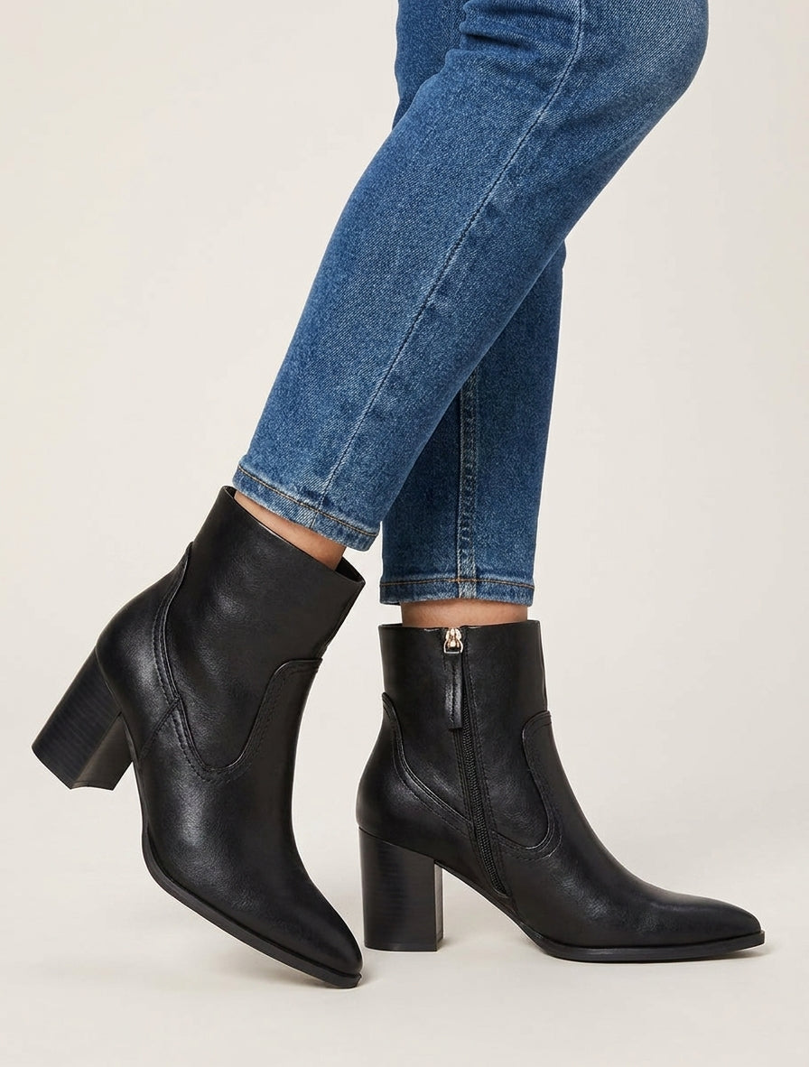 Stiefeletten mit Absatz in spitzer Kunstlederoptik - Schwarz