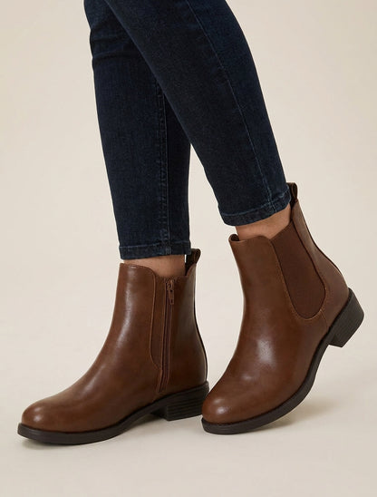 Kunstleder-Stiefeletten mit elastischem Knöchel. - Kamel