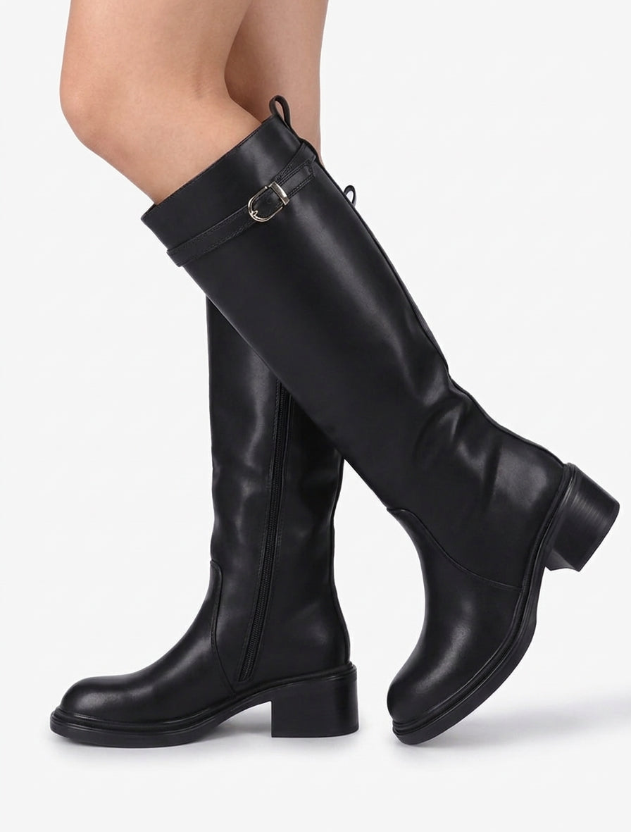 Stiefel aus Kunstleder mit dekorativer Schnalle - Schwarz