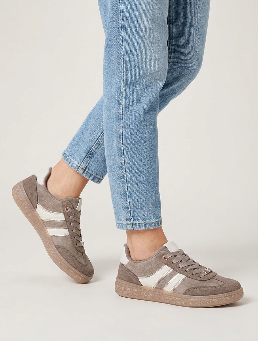 Sneaker aus Wildlederimitat mit kontrastierenden Streifen - Maulwurf