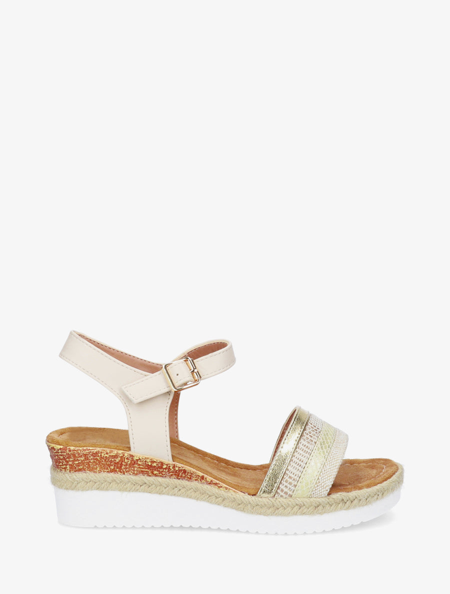 Keilsandalen mit strukturierten Flechtungen verziert. - Beige
