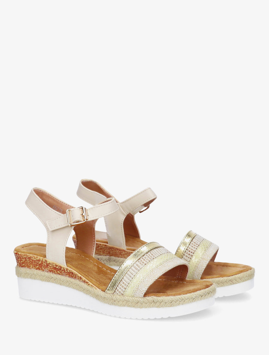 Keilsandalen mit strukturierten Flechtungen verziert. - Beige