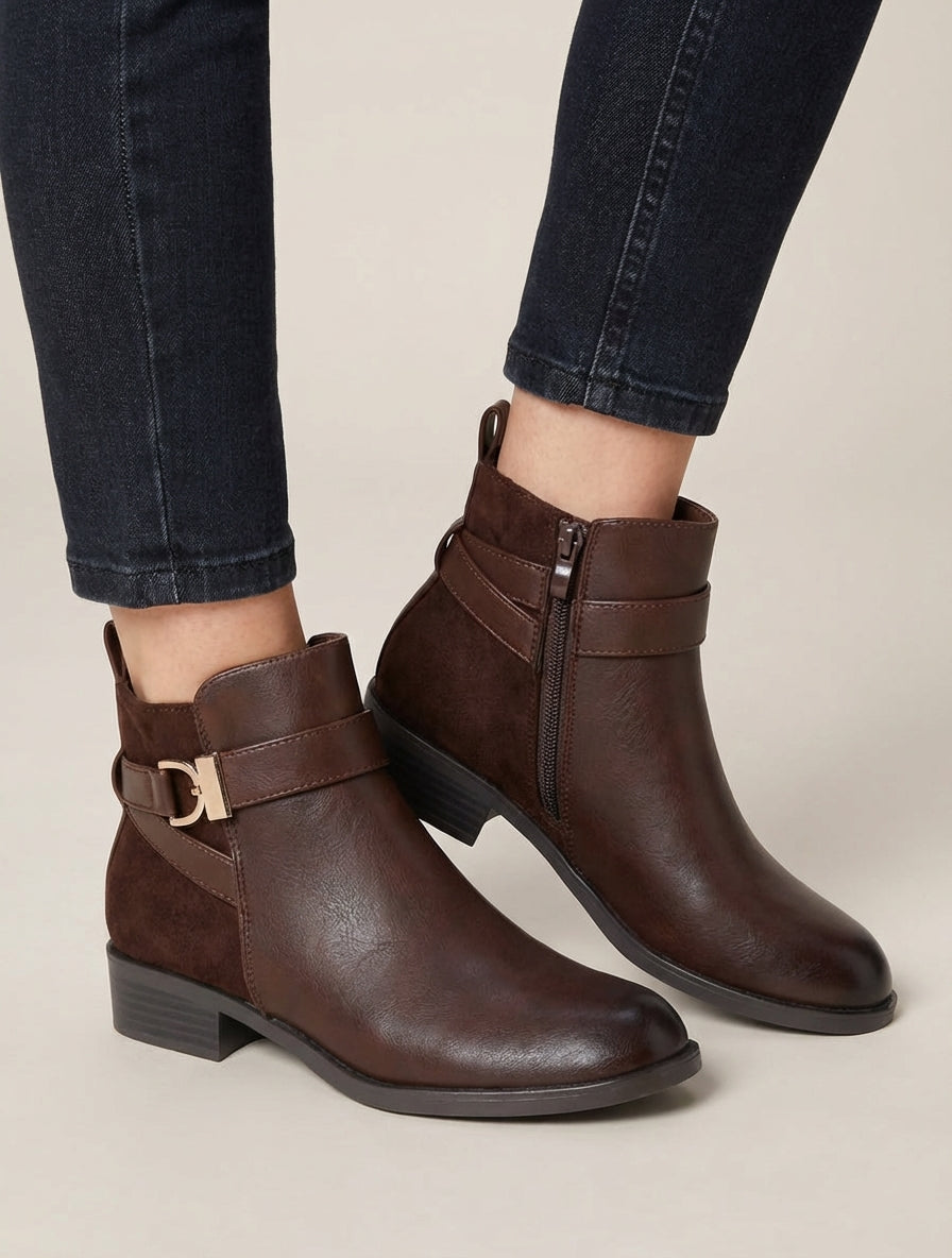 Stiefeletten aus zweierlei Material mit Metallschnalle. - Braun