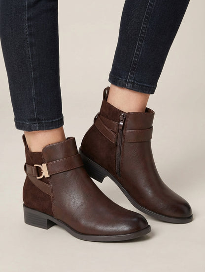 Stiefeletten aus zweierlei Material mit Metallschnalle. - Braun