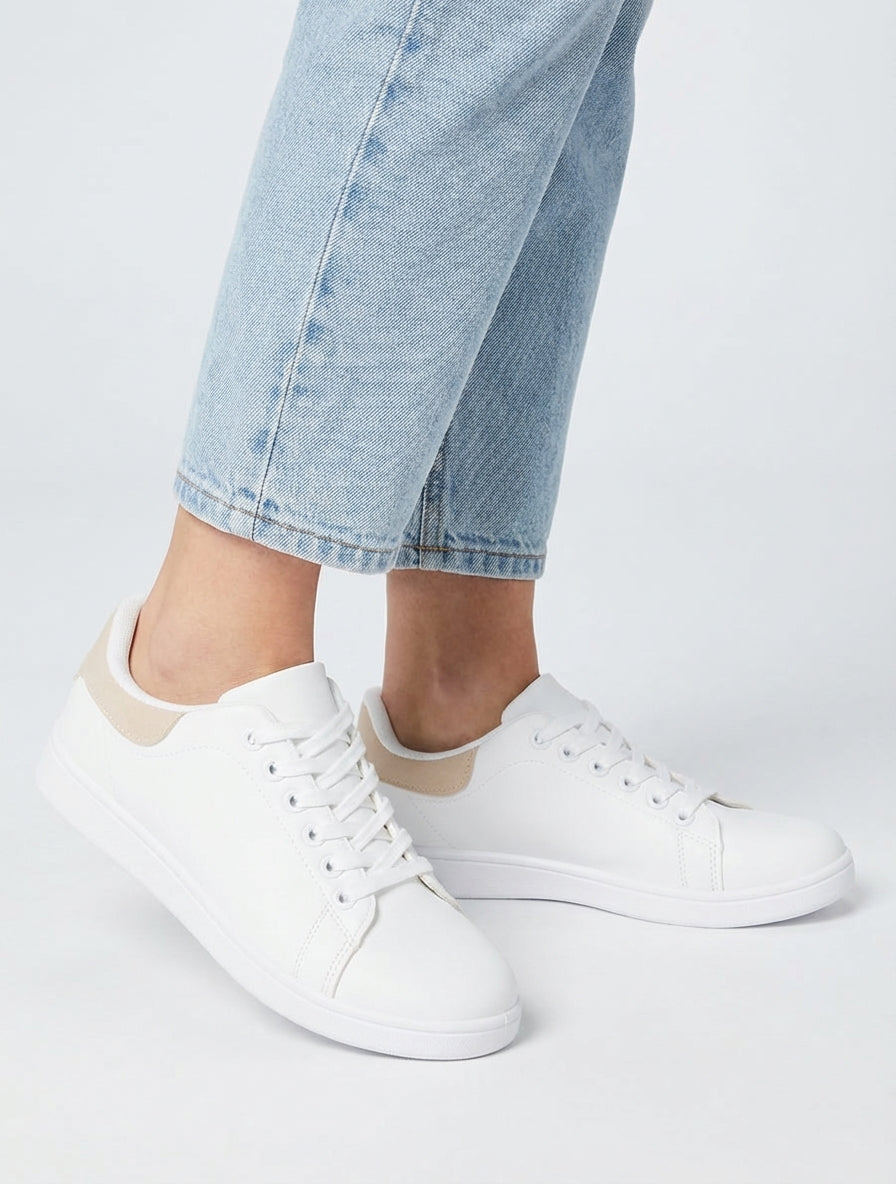 Klassische Turnschuhe aus Kunstleder - Beige