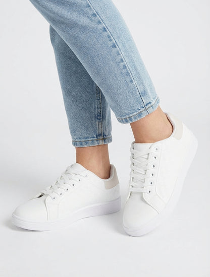 Turnschuhe aus Kunstleder mit Karomuster - Beige