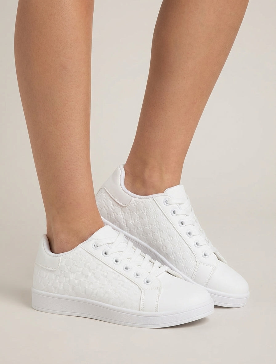 Turnschuhe aus Kunstleder mit Karomuster - Weiß
