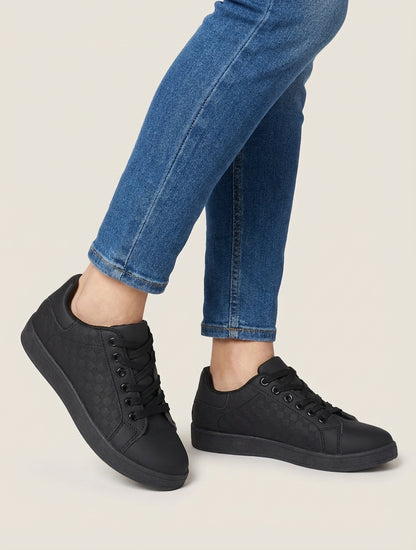 Turnschuhe aus Kunstleder mit Karomuster - Schwarz