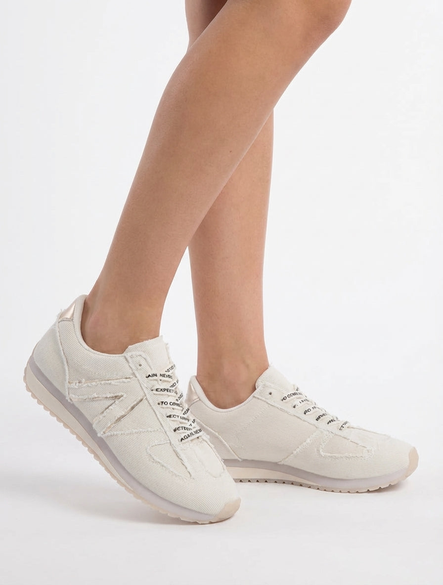Sneaker aus Stoff mit geflockten Schnürsenkeln - Beige