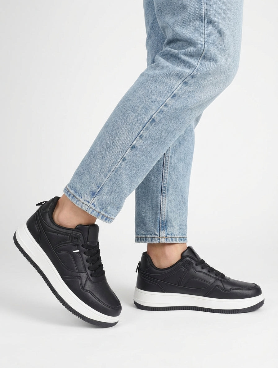 Sneaker aus Kunstleder mit dicker Sohle - Schwarz