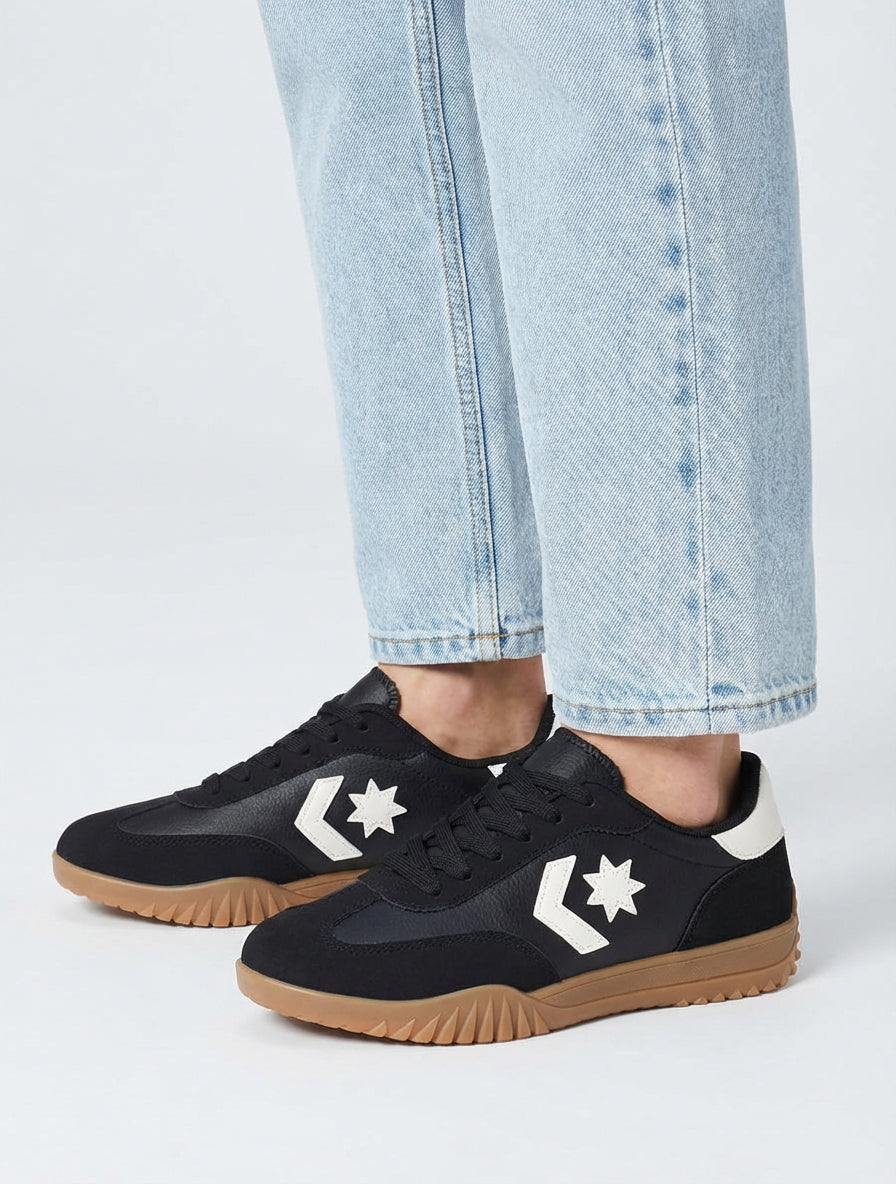 Sneaker mit Sterneinsatz - Schwarz