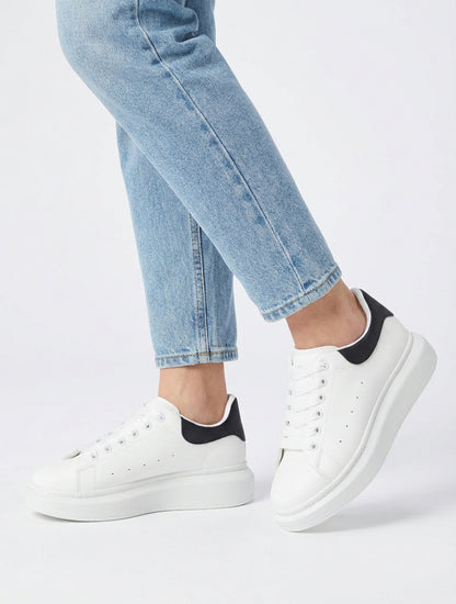 Sneakers mit kontrastierendem Fersenbereich - Weiß/schwarz