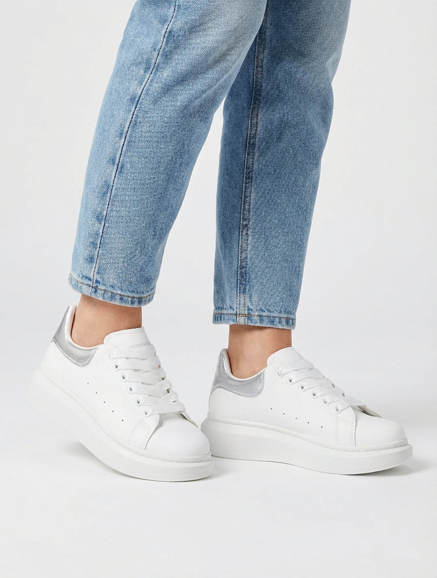 Sneakers mit kontrastierendem Fersenbereich - Weiß/Silber