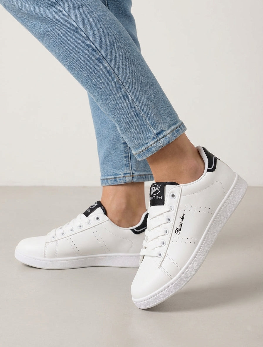 Sneaker aus Kunstleder mit gesticktem Schriftzug - Weiß/schwarz