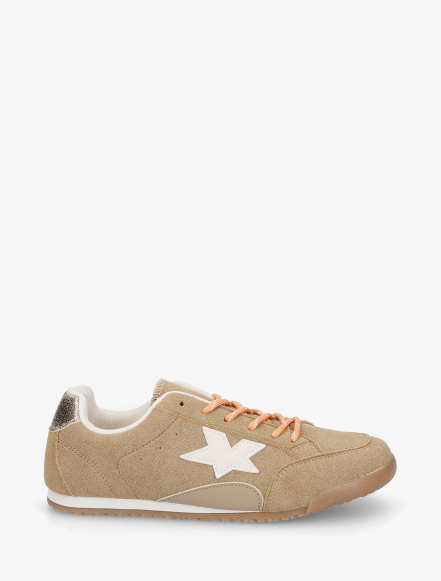 Sneakers aus Wildlederimitat mit kontrastierendem Fersenbesatz - Kamel