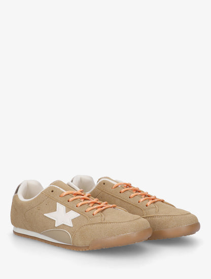 Sneakers aus Wildlederimitat mit kontrastierendem Fersenbesatz - Kamel