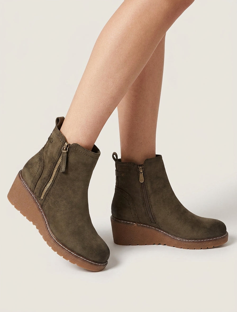 Stiefeletten aus Wildlederimitat mit halbhohem Keilabsatz und Reißverschluss. - Kaki