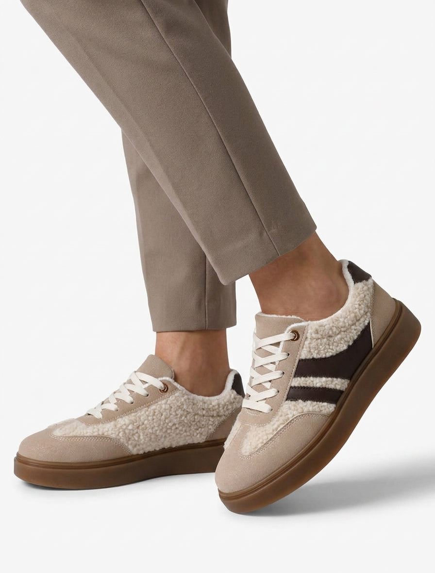 Niedrige Sneakers mit Besatz in Bouclé-Wolloptik - Beige