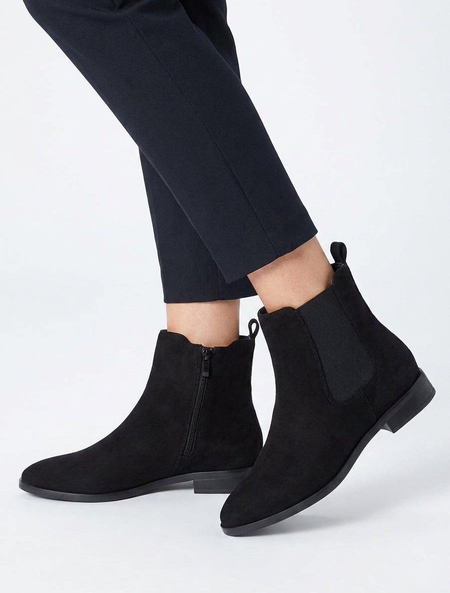 Spitz zulaufende Stiefeletten aus Velours. - Schwarz
