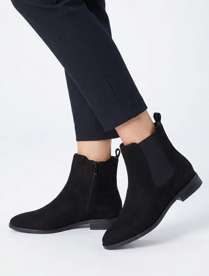 Spitz zulaufende Stiefeletten aus Velours. - Schwarz