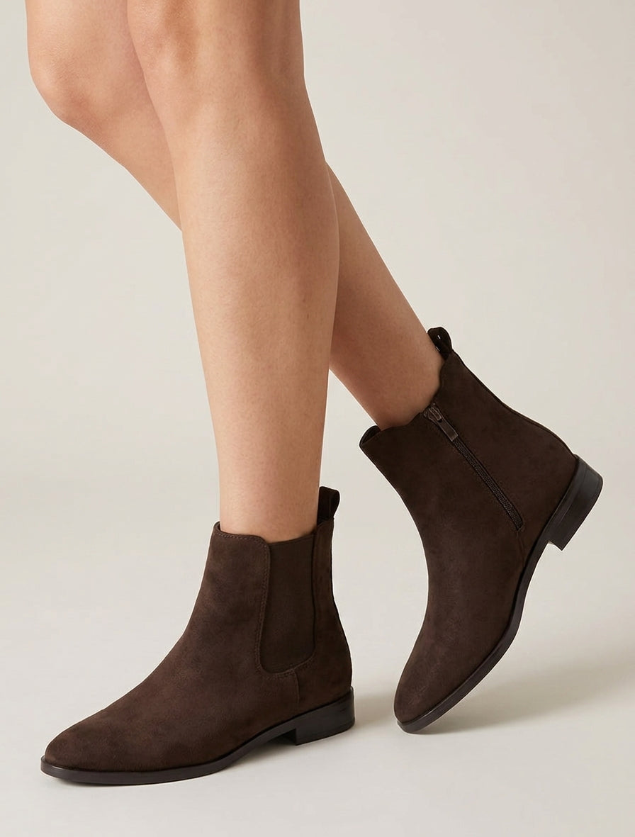 Spitz zulaufende Stiefeletten aus Velours. - Braun