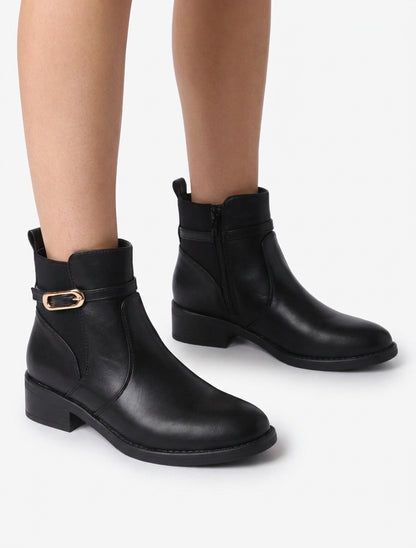 Elastische Stiefeletten aus Kunstleder mit Schnalle - Schwarz