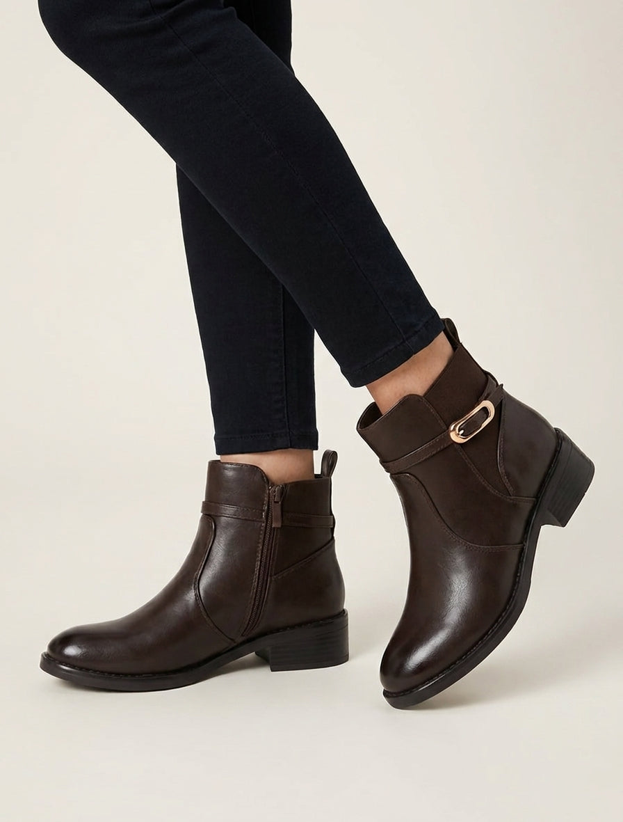 Elastische Stiefeletten aus Kunstleder mit Schnalle - Braun