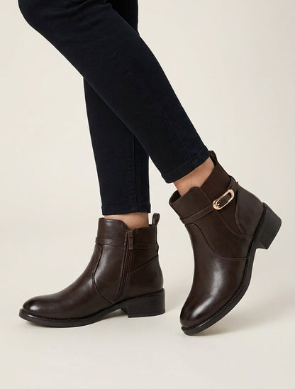 Elastische Stiefeletten aus Kunstleder mit Schnalle - Braun